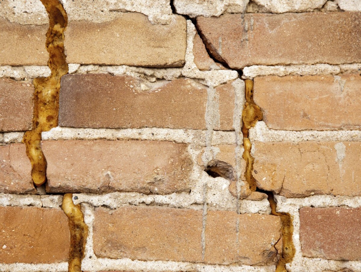 Заделывание трещин в кирпичной стене