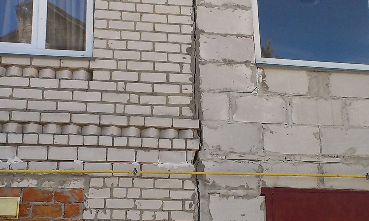 Трещины в кирпичной кладке