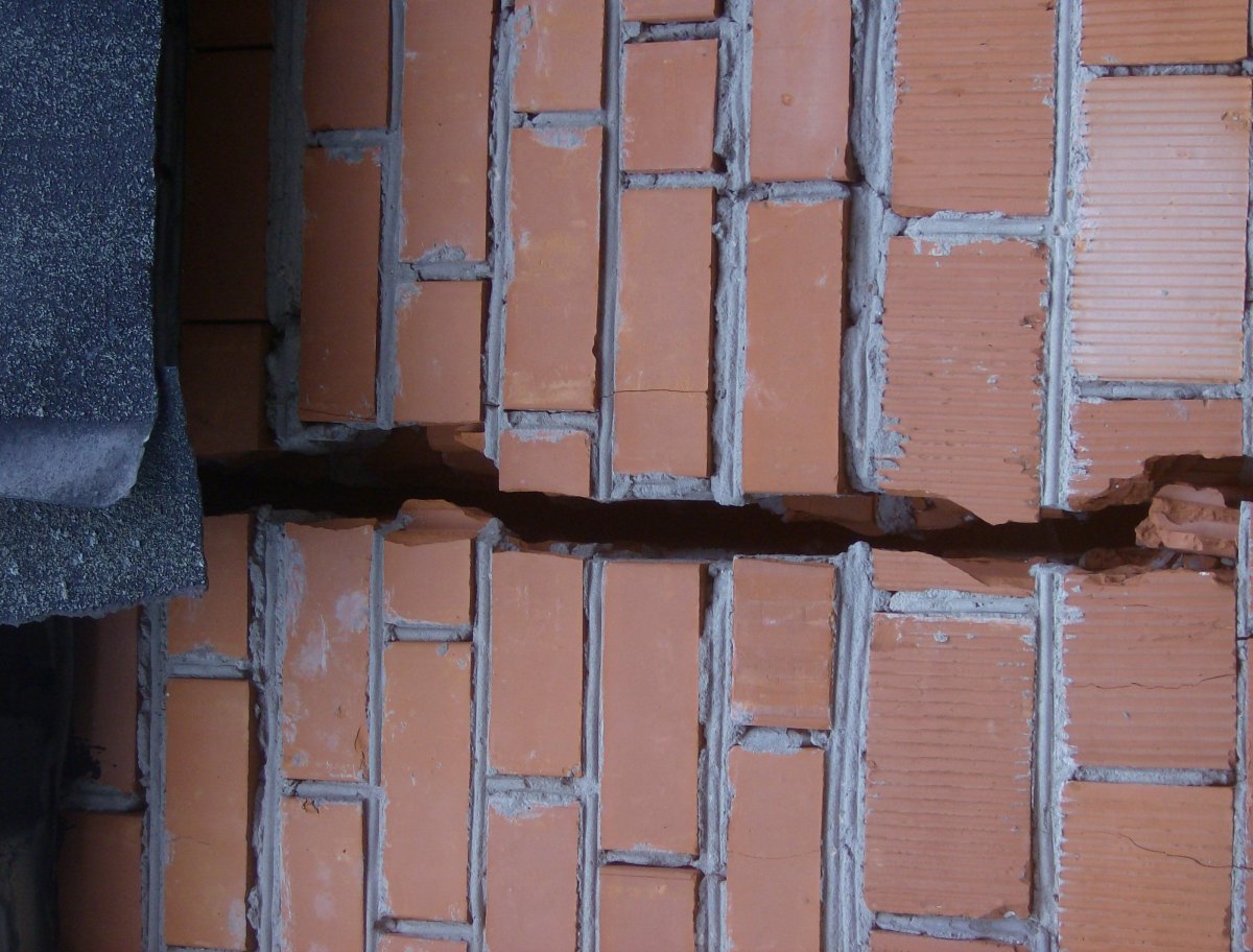 Трещины в кладке кирпича
