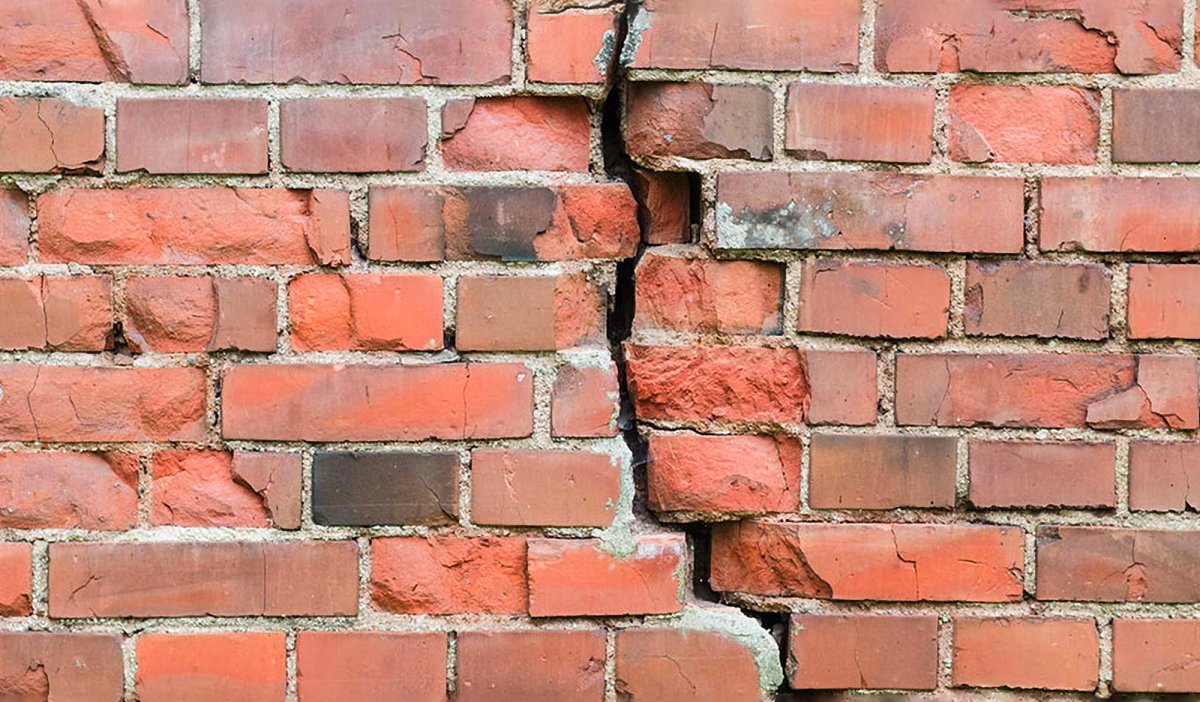 Мелкие трещины на кирпичной стене