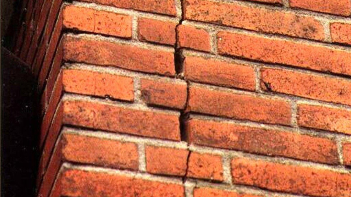 Дефекты кирпичных стен