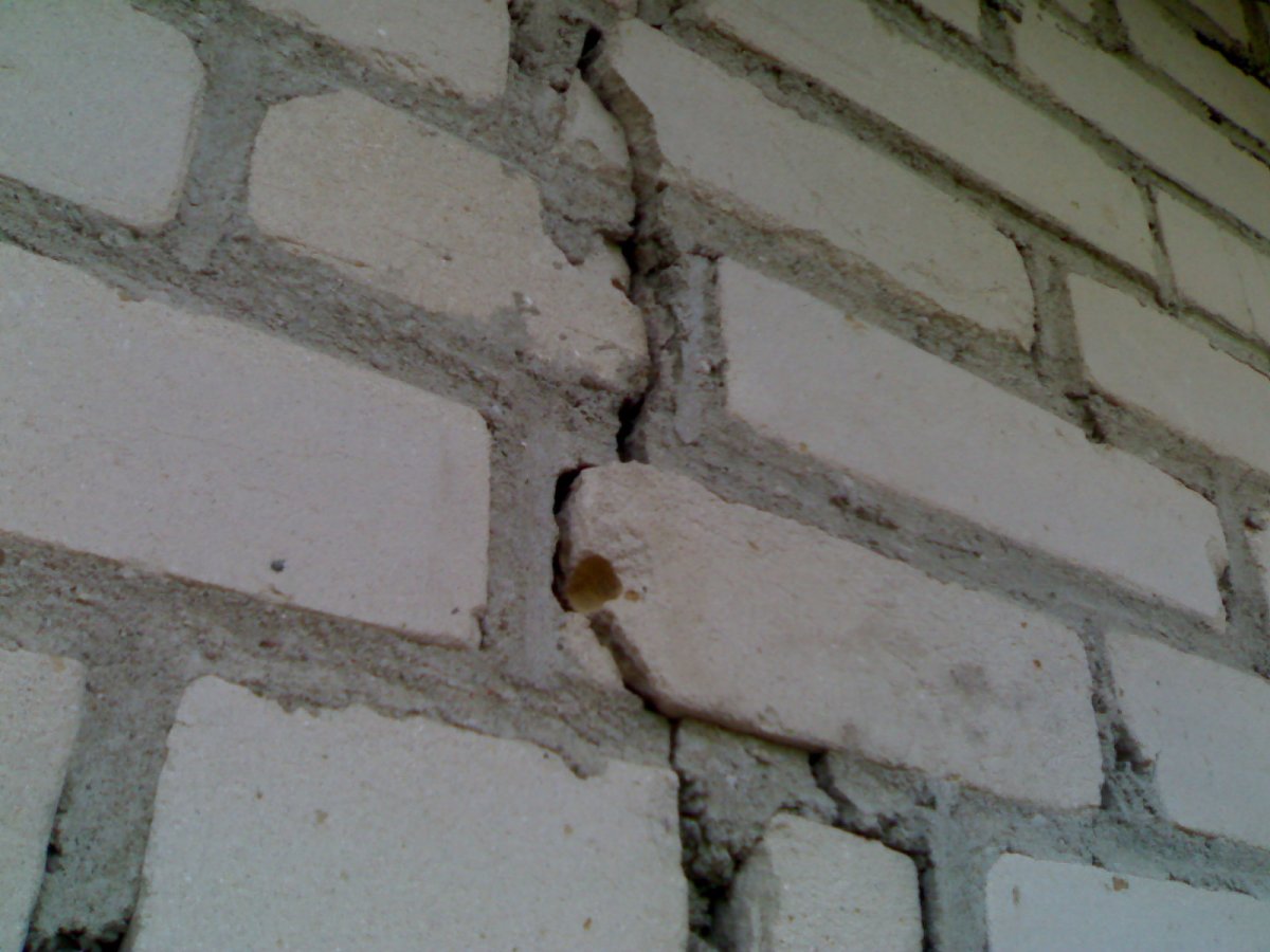 Трещины в швах кирпичной кладки