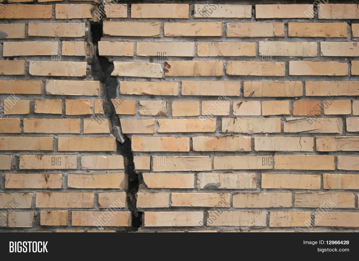Треснутый кирпич в стене