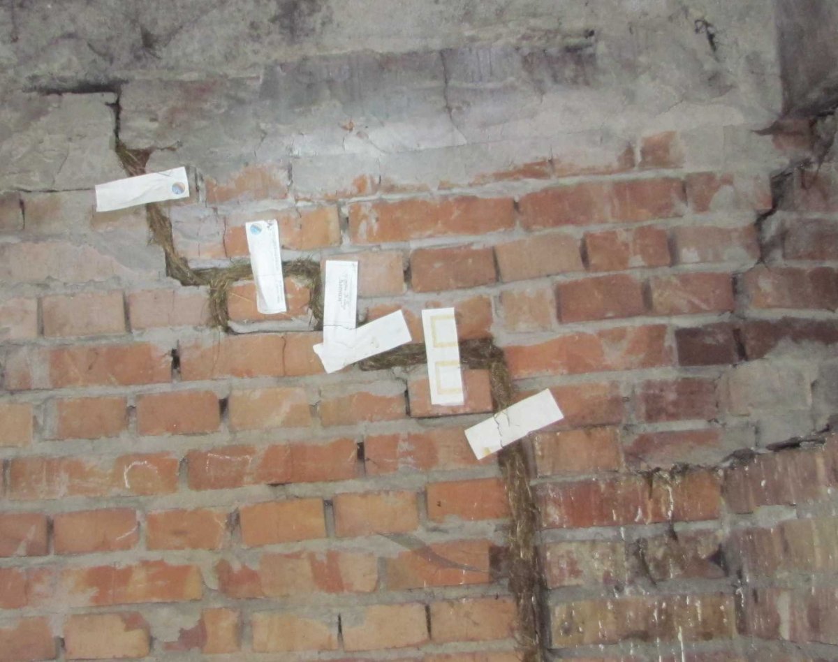 Маяки на трещины стен