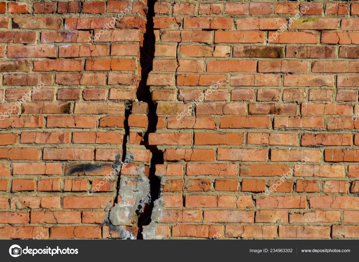 Трещина в стене кирпичного дома