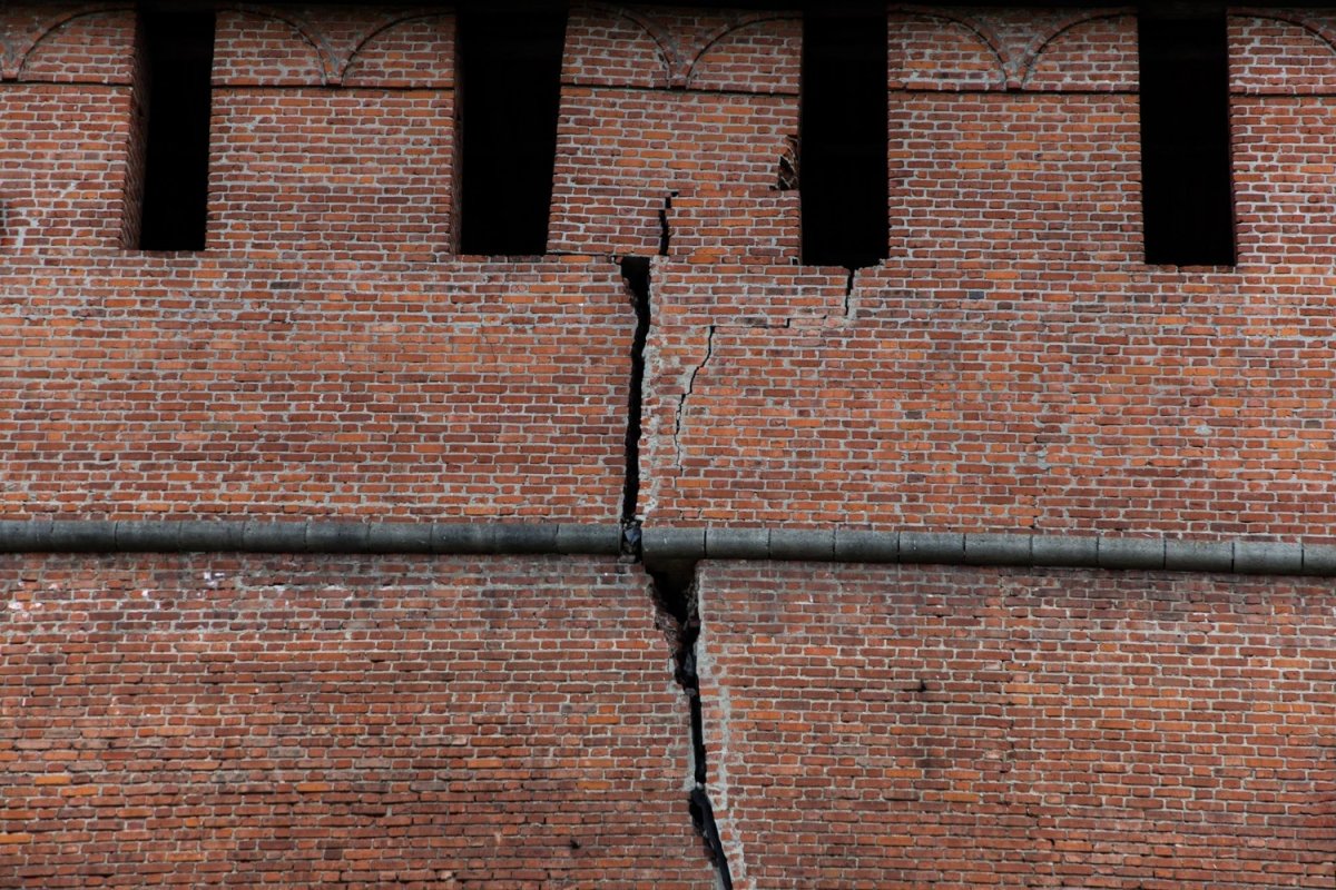 Трещины в кирпичной кладке