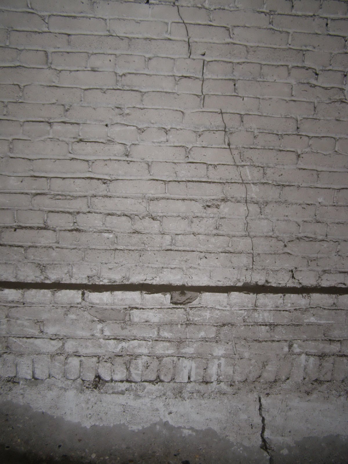Горизонтальная трещина в кирпичной стене