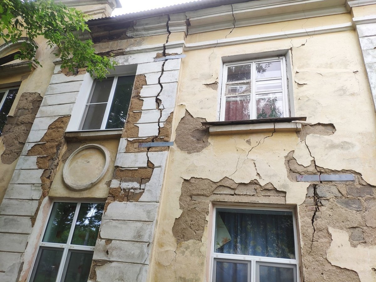 Трещины на фасадах зданий
