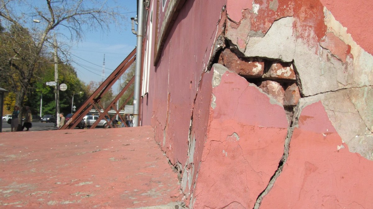 Трещины в стенах здания