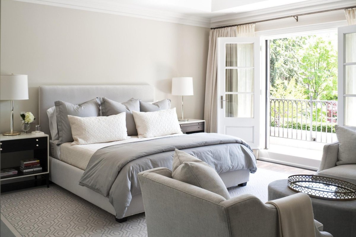 Спальня в серо бежевых тонах