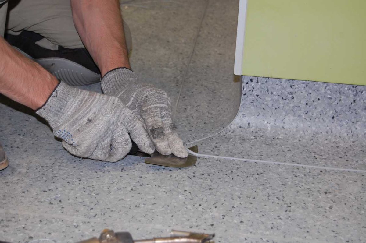 Укладка линолеума с заводом на стену