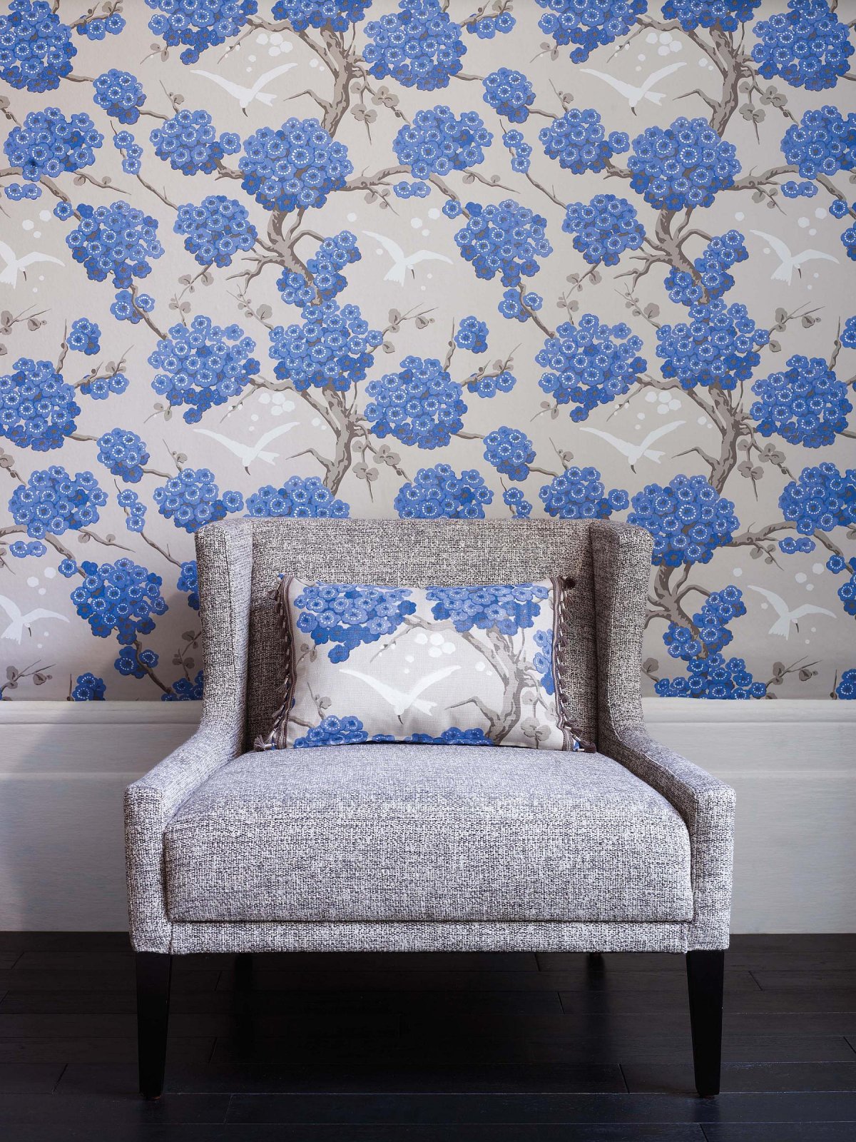 Украшение стены тканью