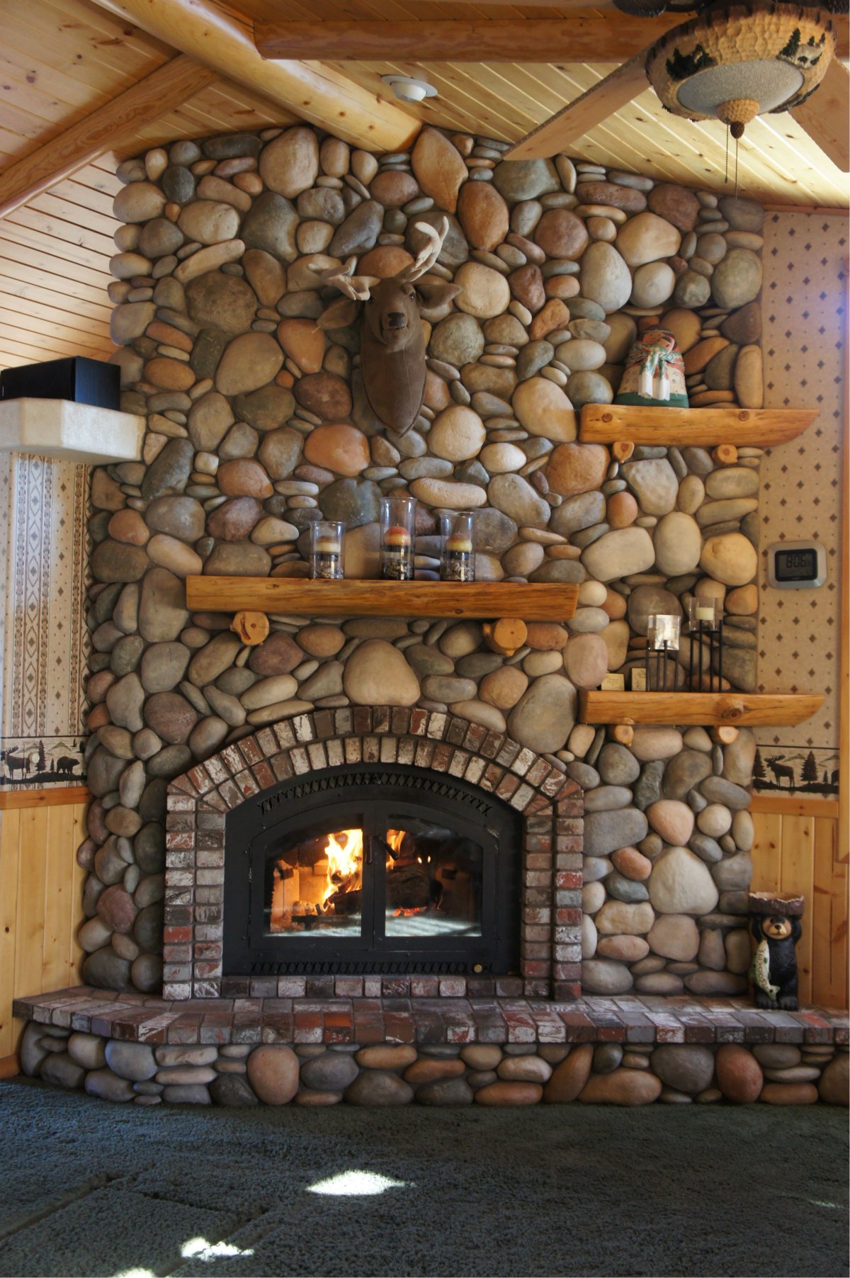 Отделка камина натуральным камнем