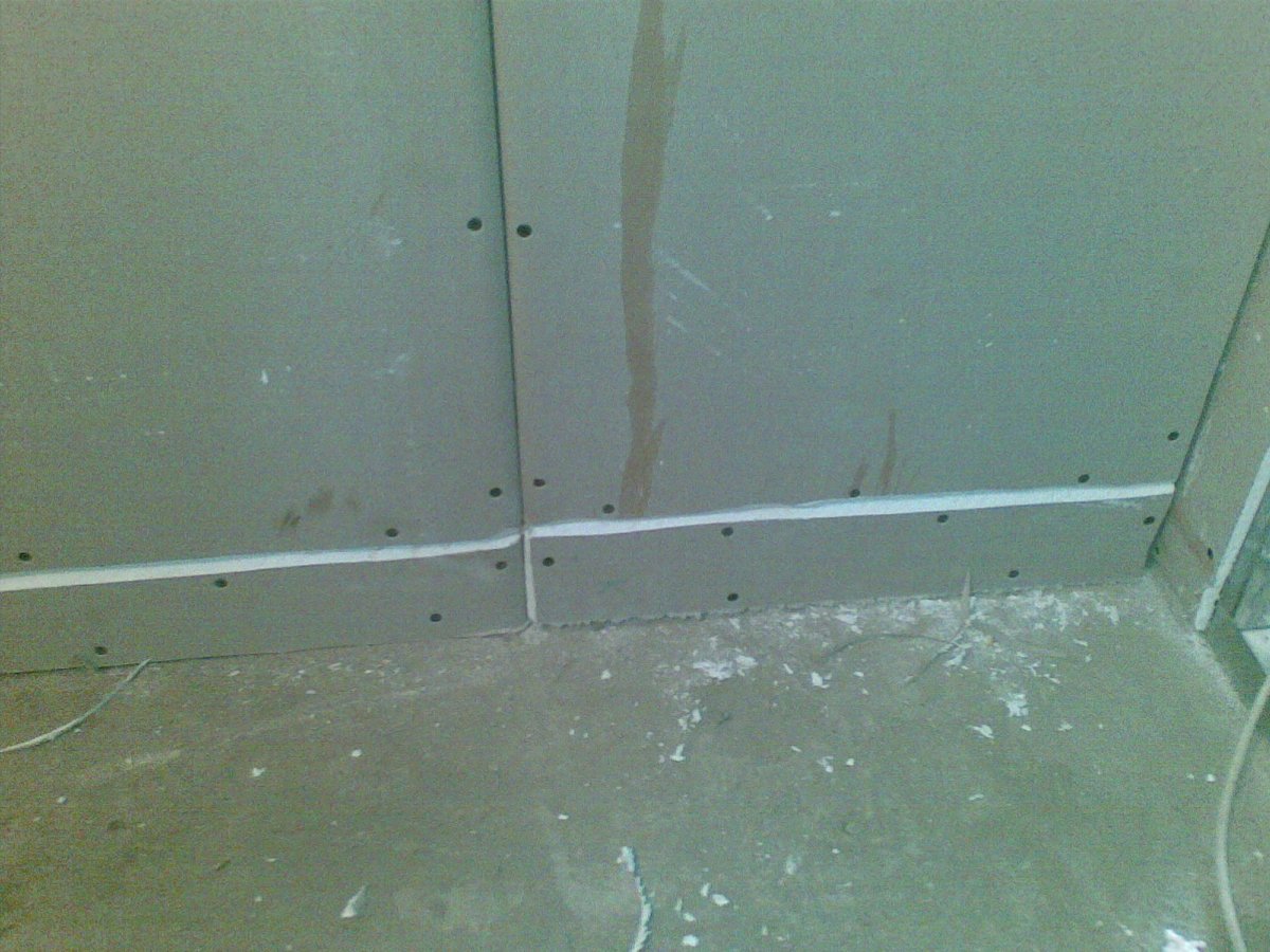 Стык гипсокартона и стены