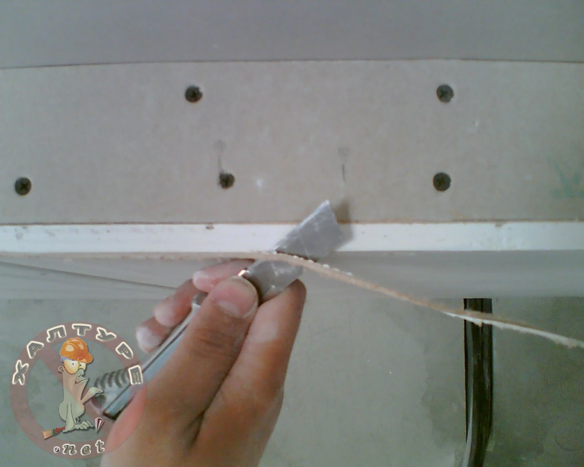 Надрезаем швы гипсокартона