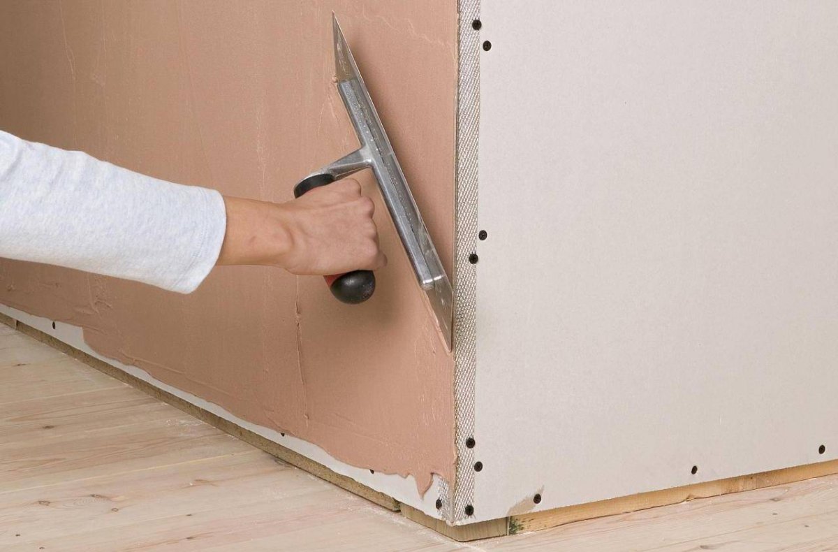 Выравнивание внутренних углов стен уголком