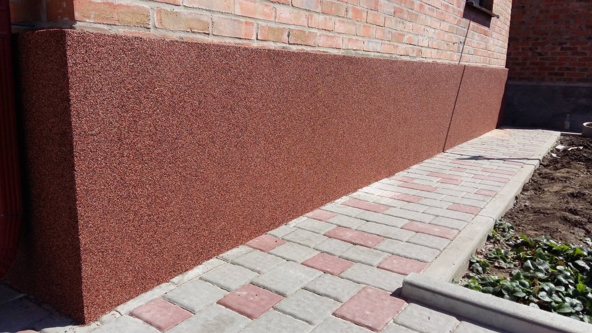 Отделка фундамента мраморной крошкой