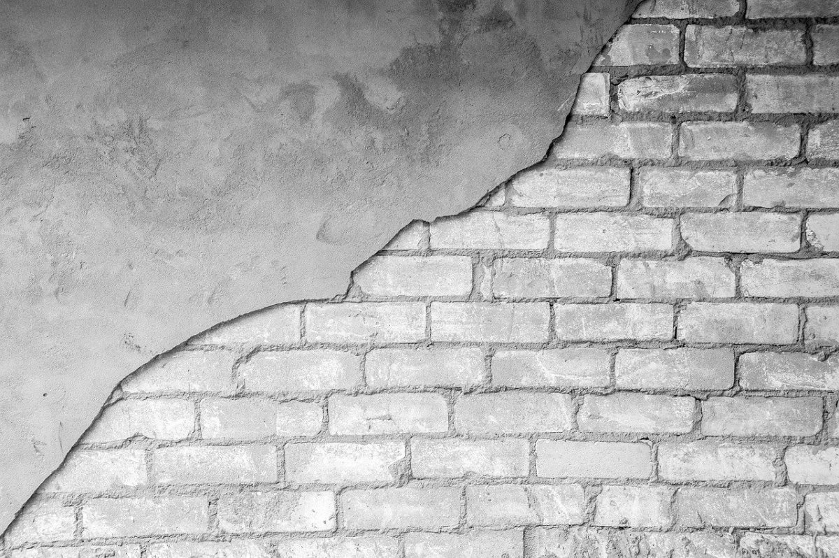 Серая кирпичная стена