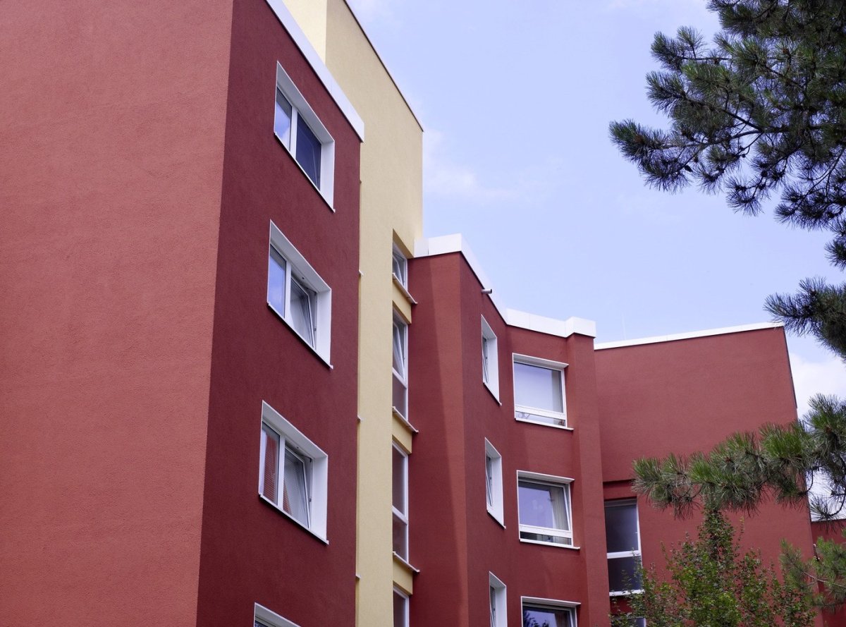 Дом покрашенный фасадной краской Caparol