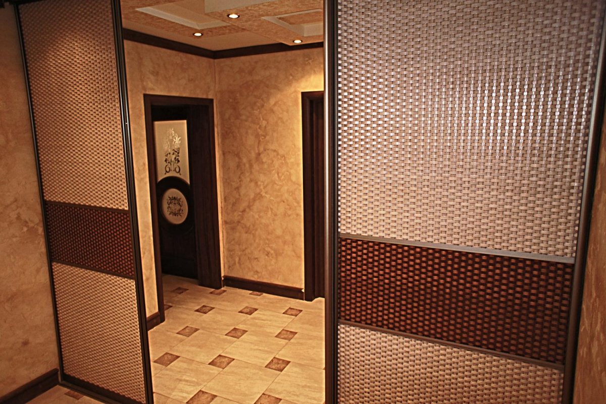 Шкаф купе с ротангом