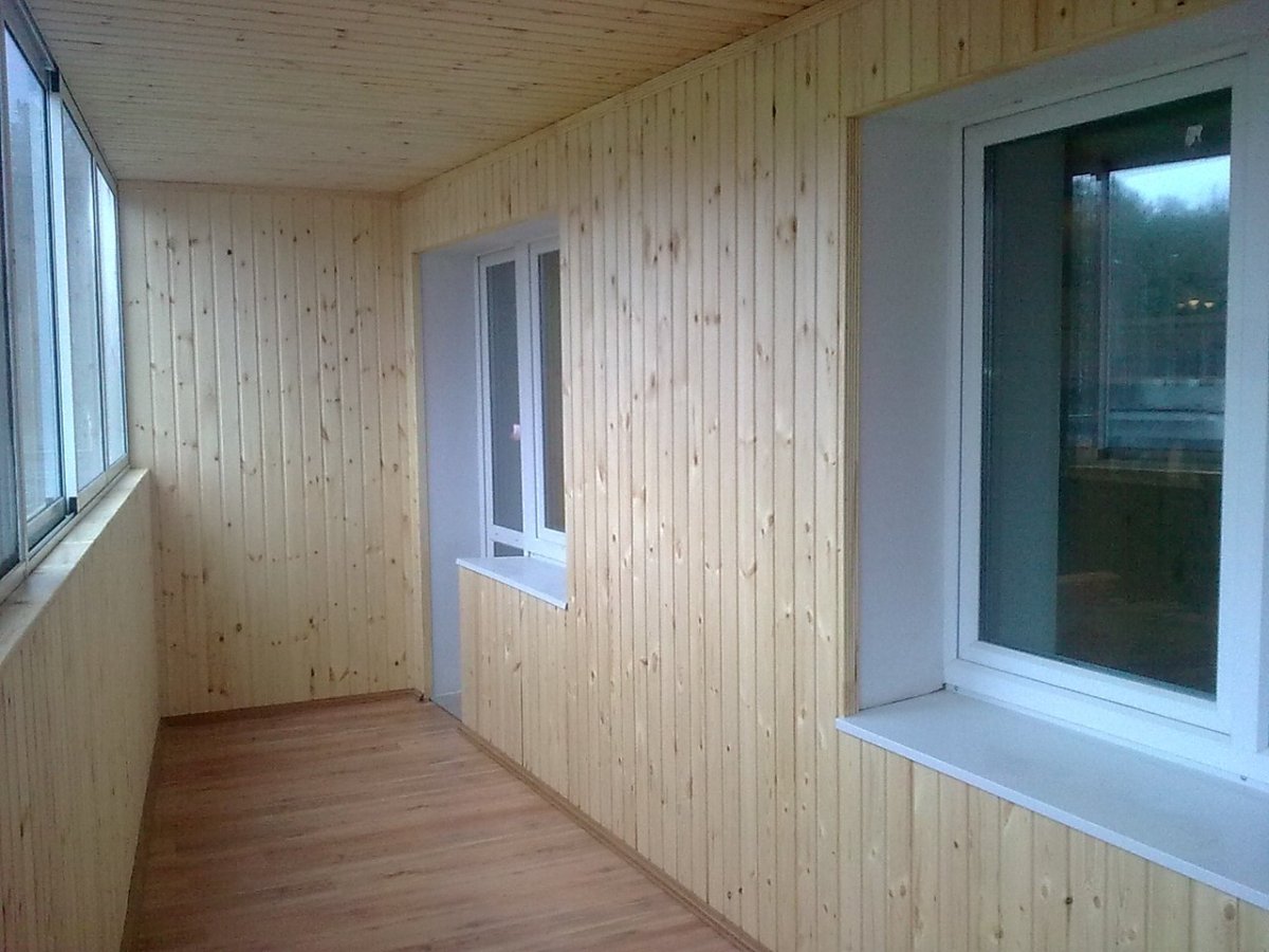 Отделка балкона вагонкой