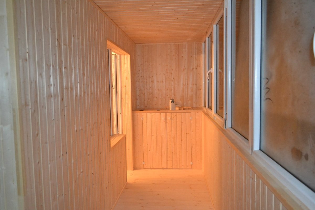 Отделка балкона вагонкой