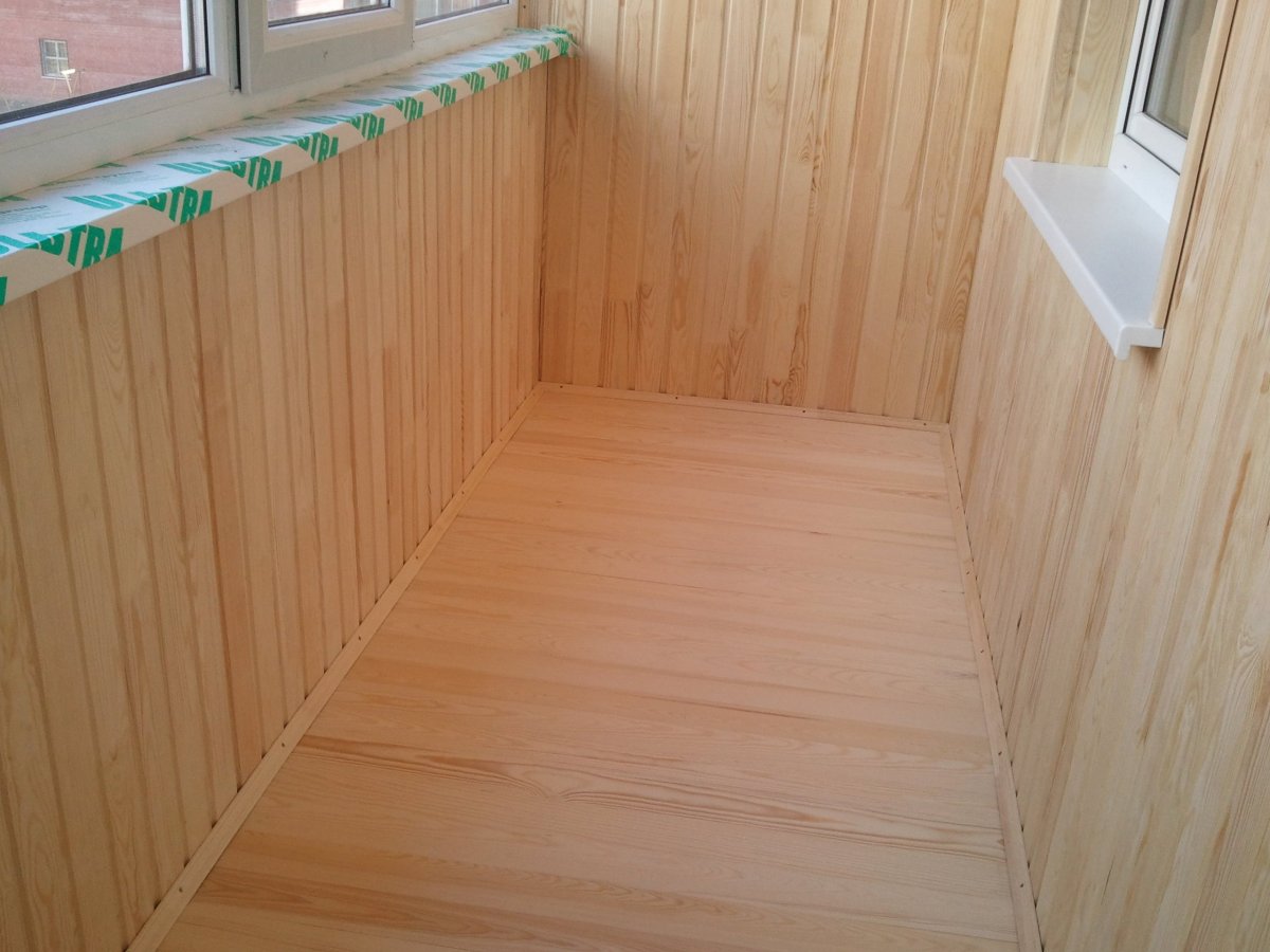 Балкон отббитый вагонкой