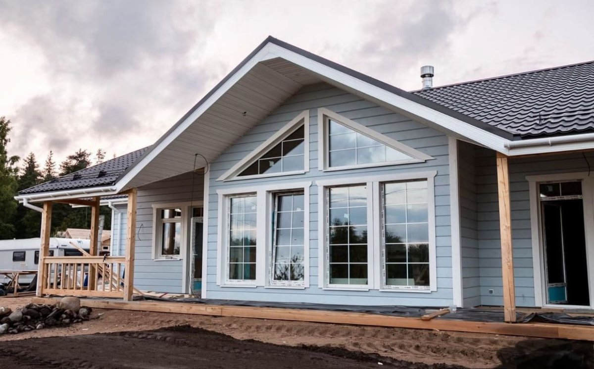 Одноэтажный дом с высокими окнами