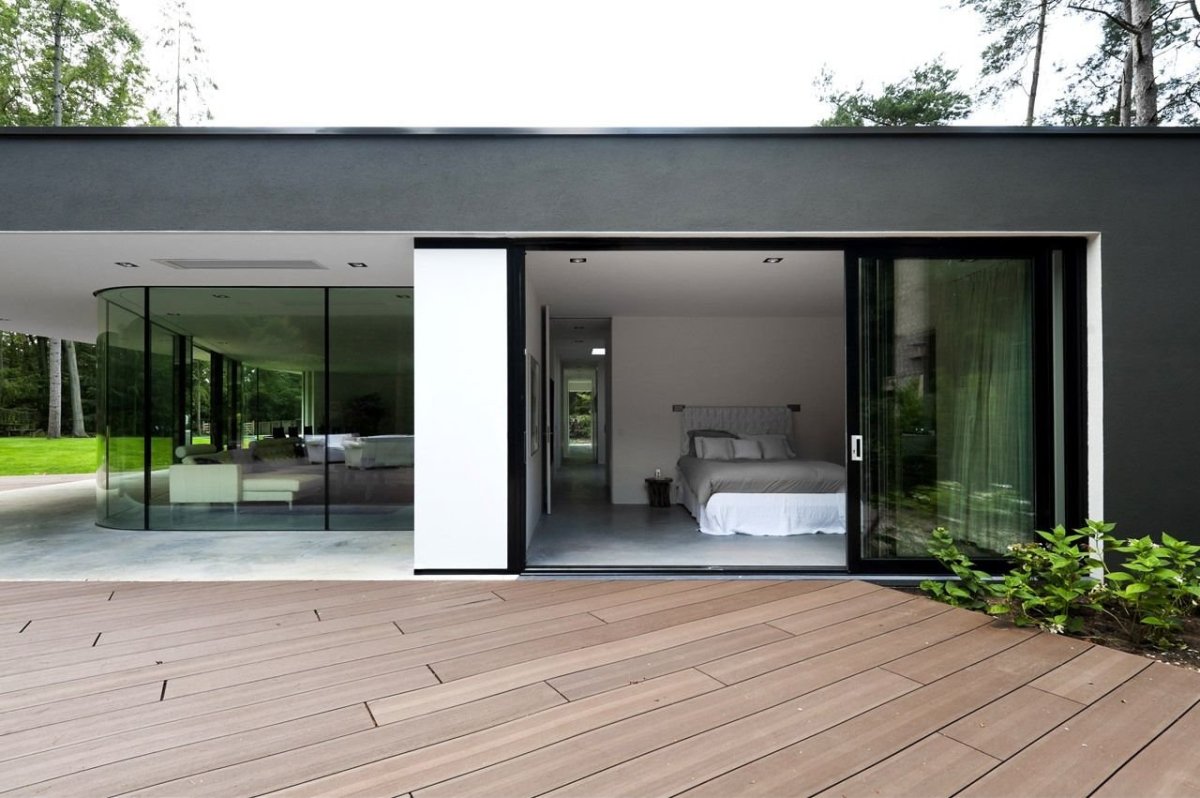 Современный одноэтажный дом с панорамными окнами