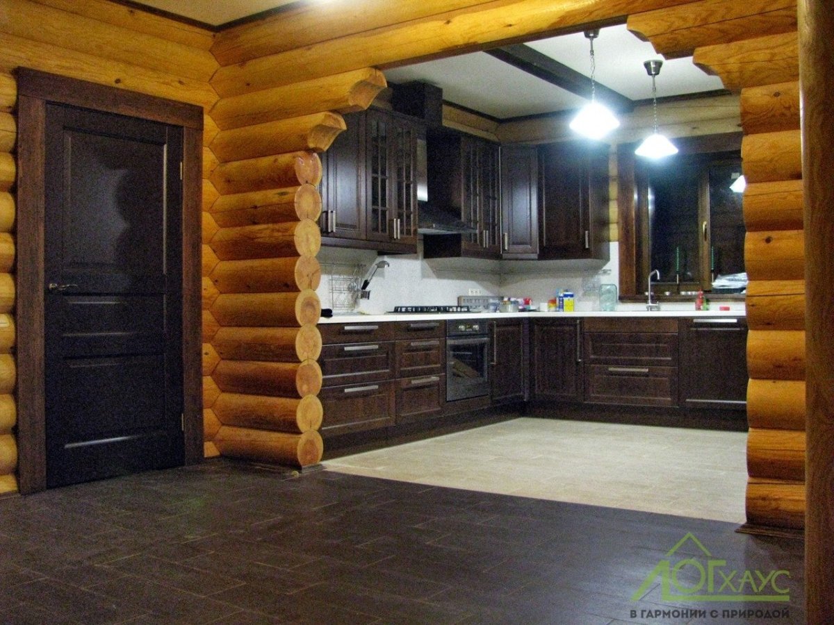 Кухня в доме из бревна