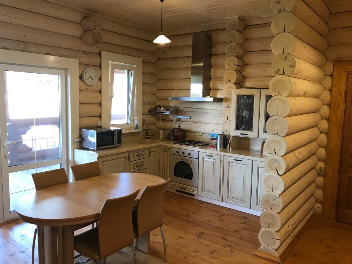 Кухня в доме из оцилиндрованного бревна