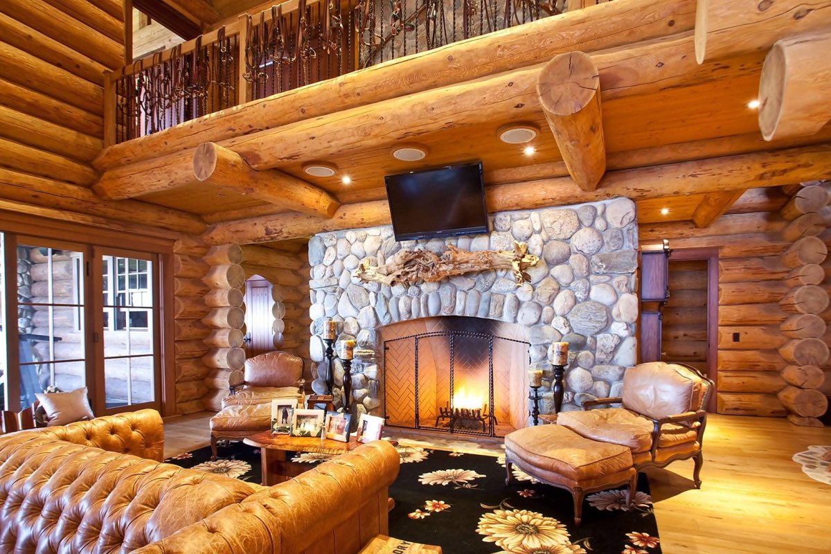 Дом из неоцилиндрованного бревна