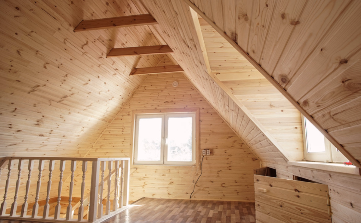 Потолок мансарды вагонкой