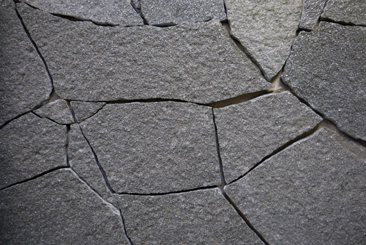 Камень златолит черный