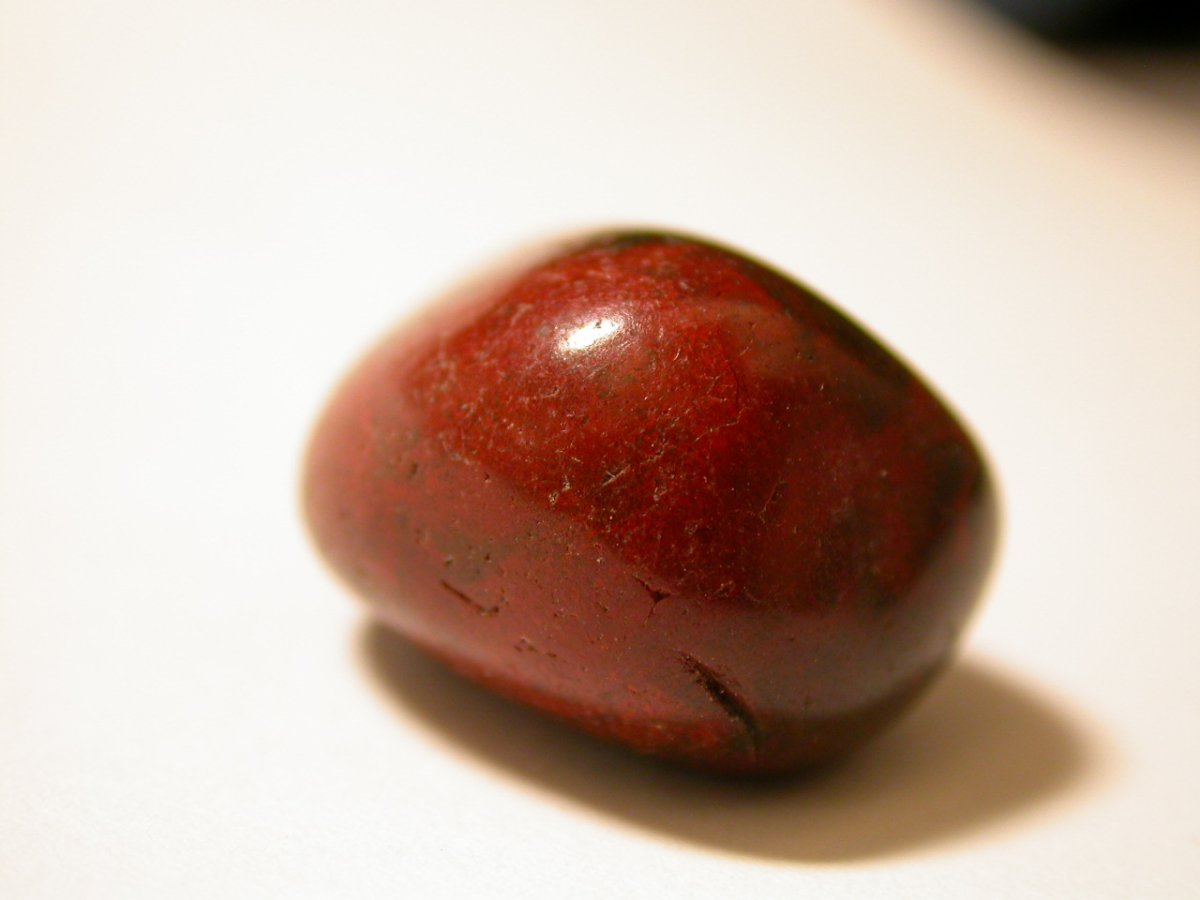 Красный камень с черными прожилками