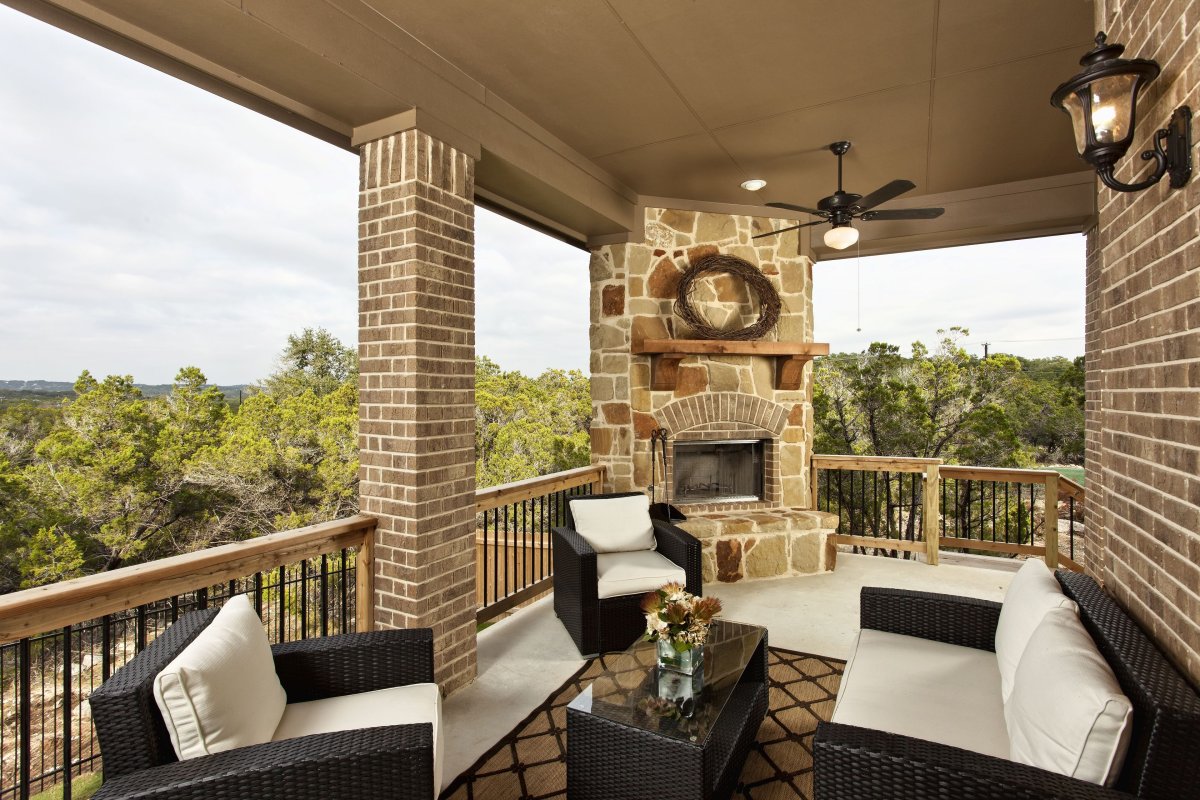 Терраса с колоннами из кирпича