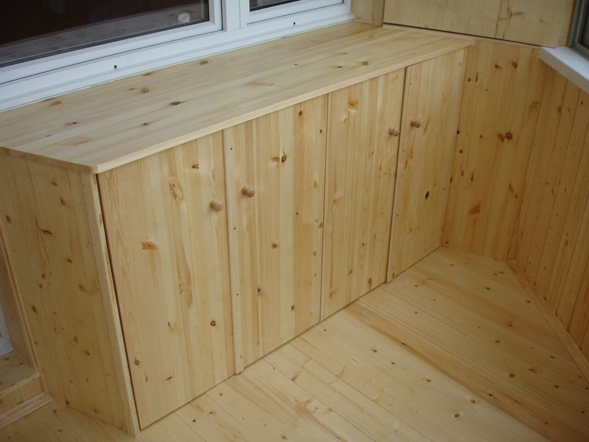 Деревянный шкаф на балкон