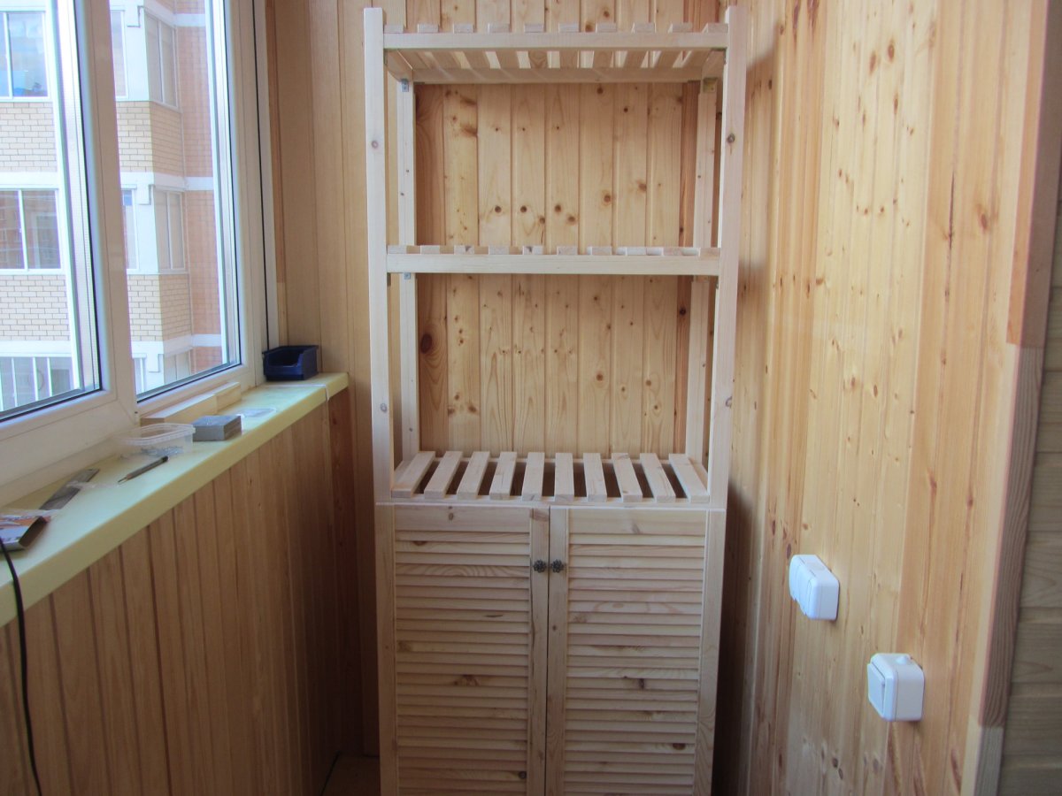 Стиллаж на балкон дерев