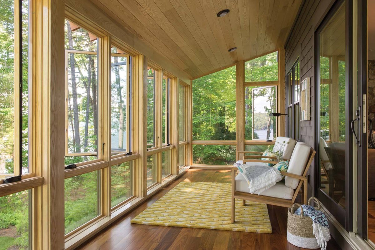 Остекленная веранда в деревянном доме
