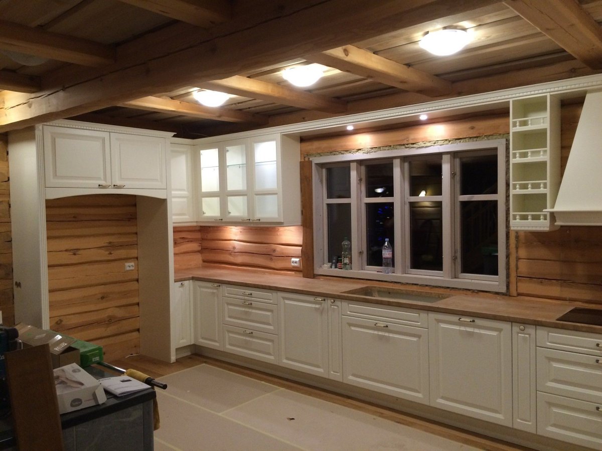 Стильная кухня в деревянном доме