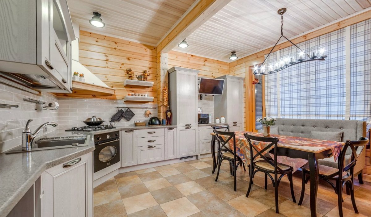 Кухня в деревянном доме