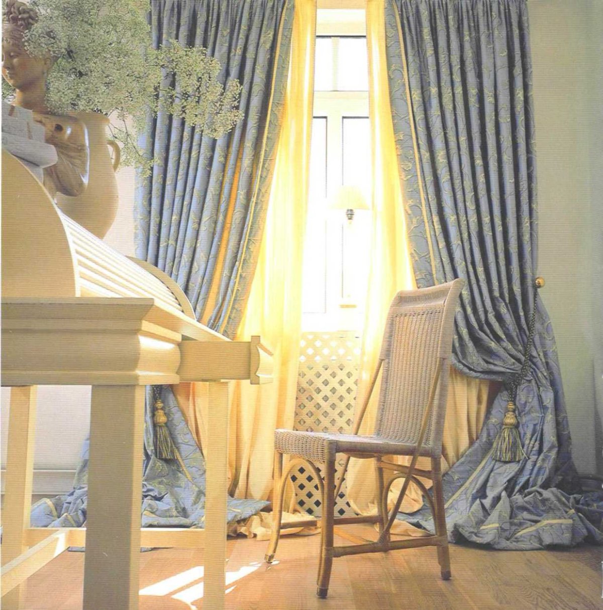 Окно со шторами