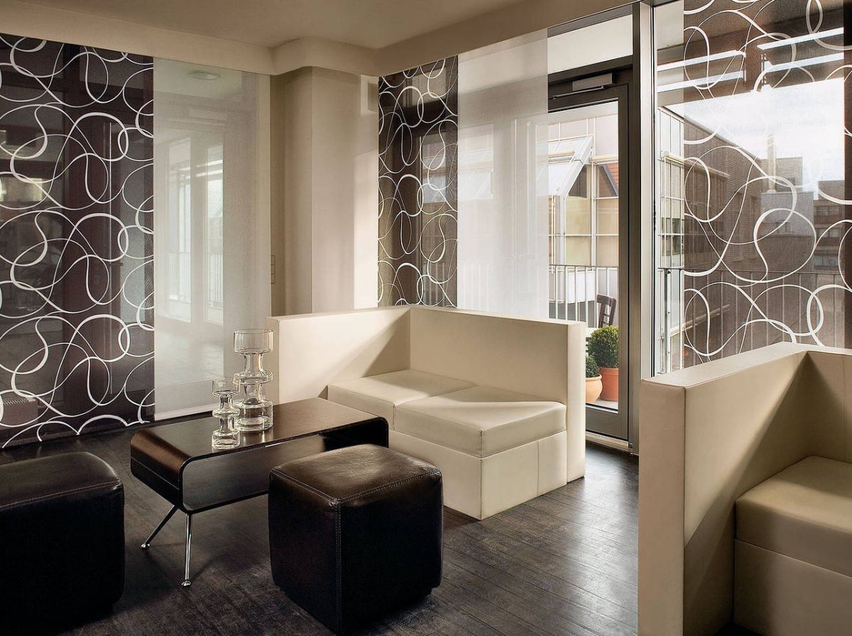 Японские шторы в интерьере гостиной для зонирования