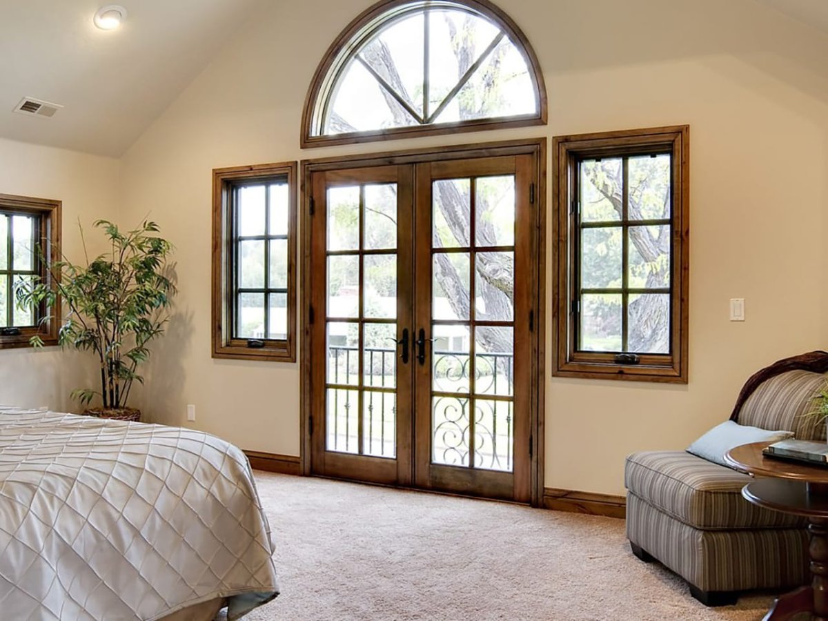 Дом с французскими окнами