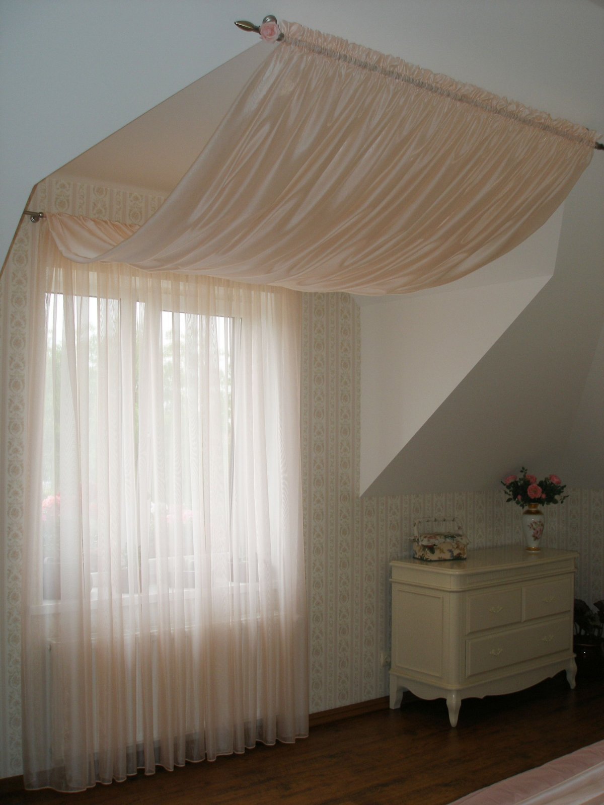 Шторы на скошенные окна
