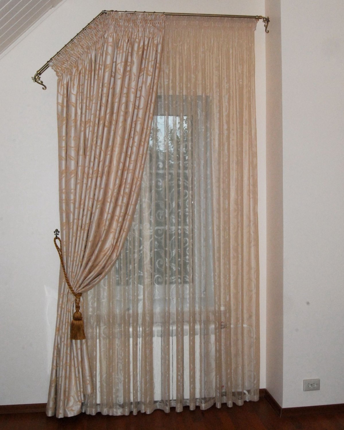 Шторы на скошенные окна