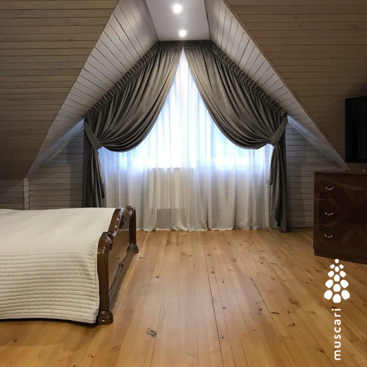 Шторы для скошенных мансардных окон