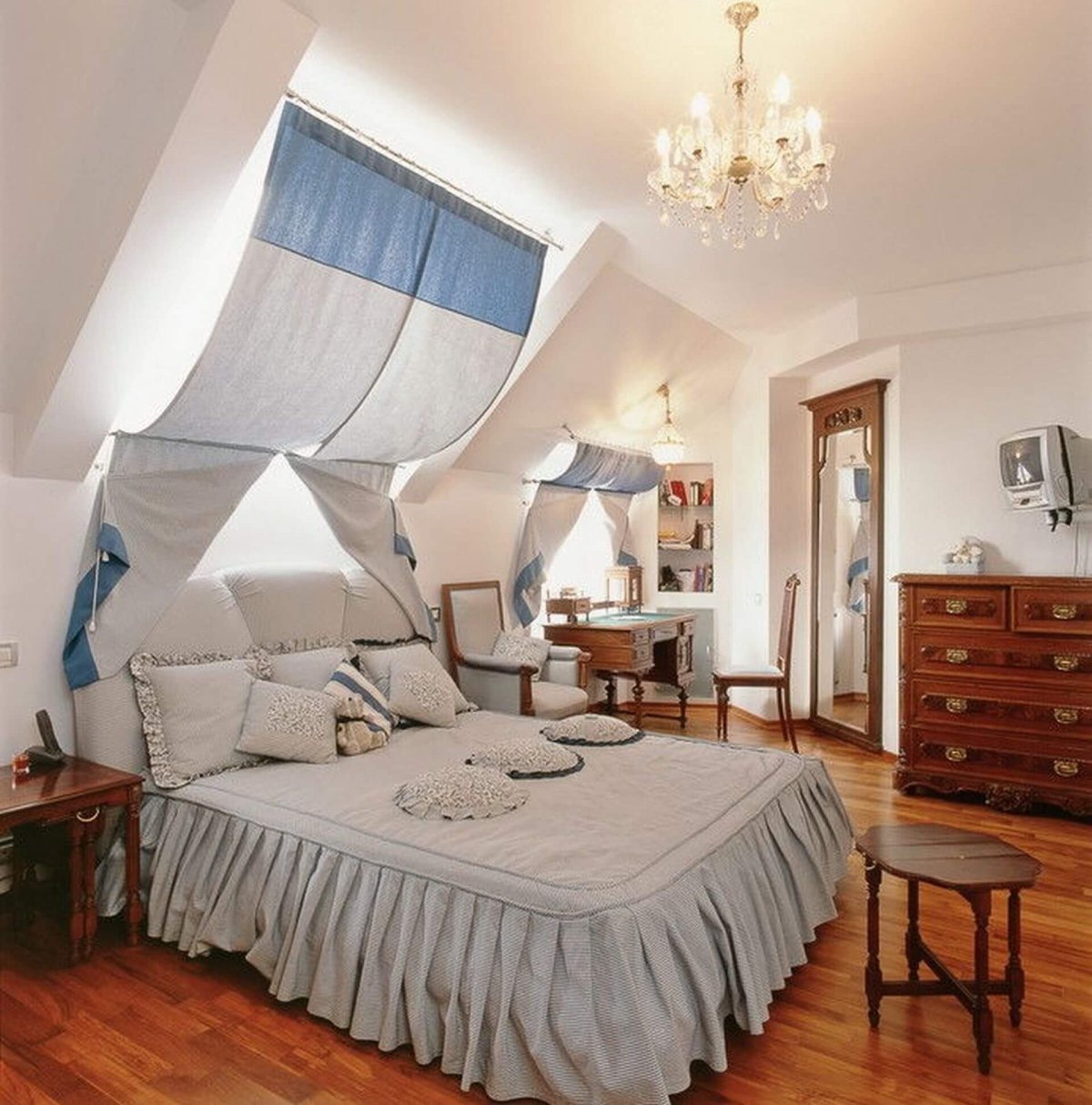 Шторы на наклонные мансардные окна