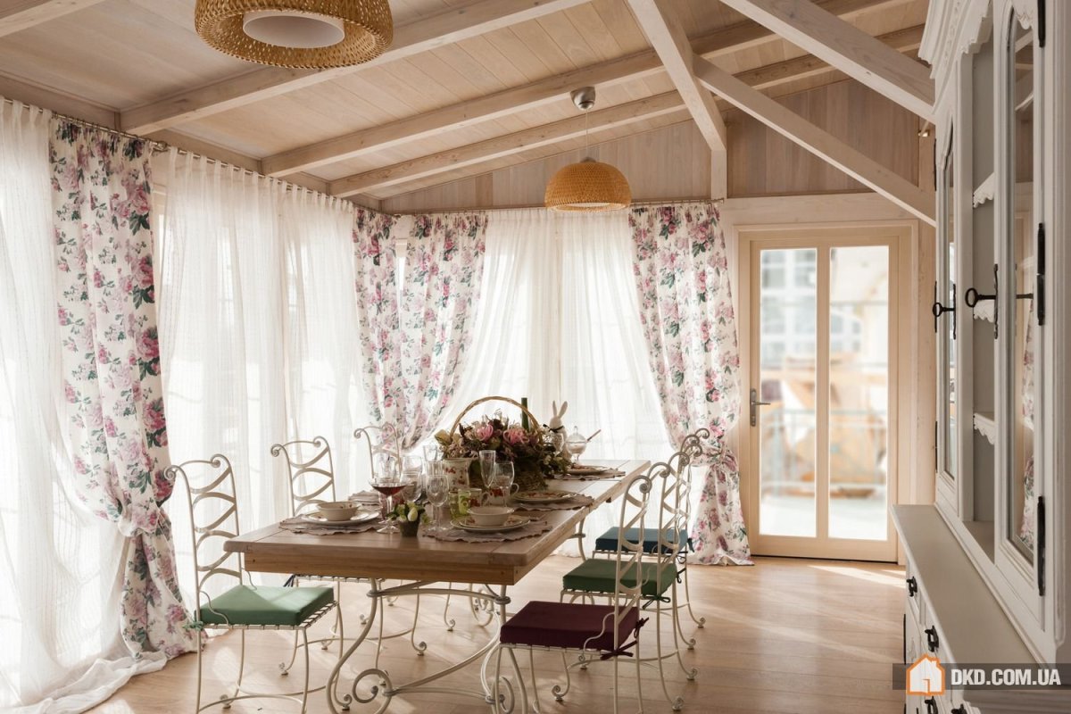 Шторы в стиле Прованс для кухни в деревянном доме