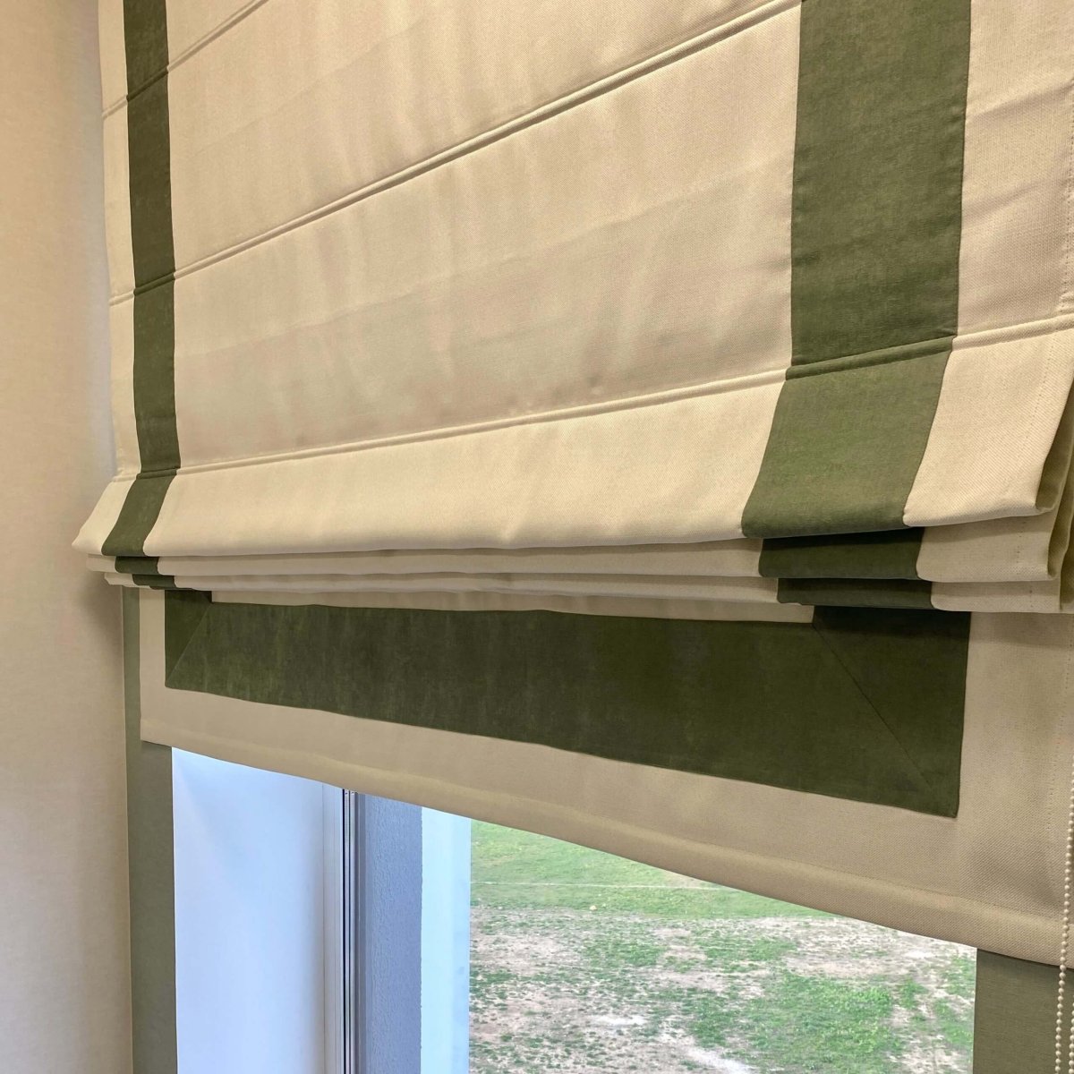 Римские шторы блэкаут для актовых залов